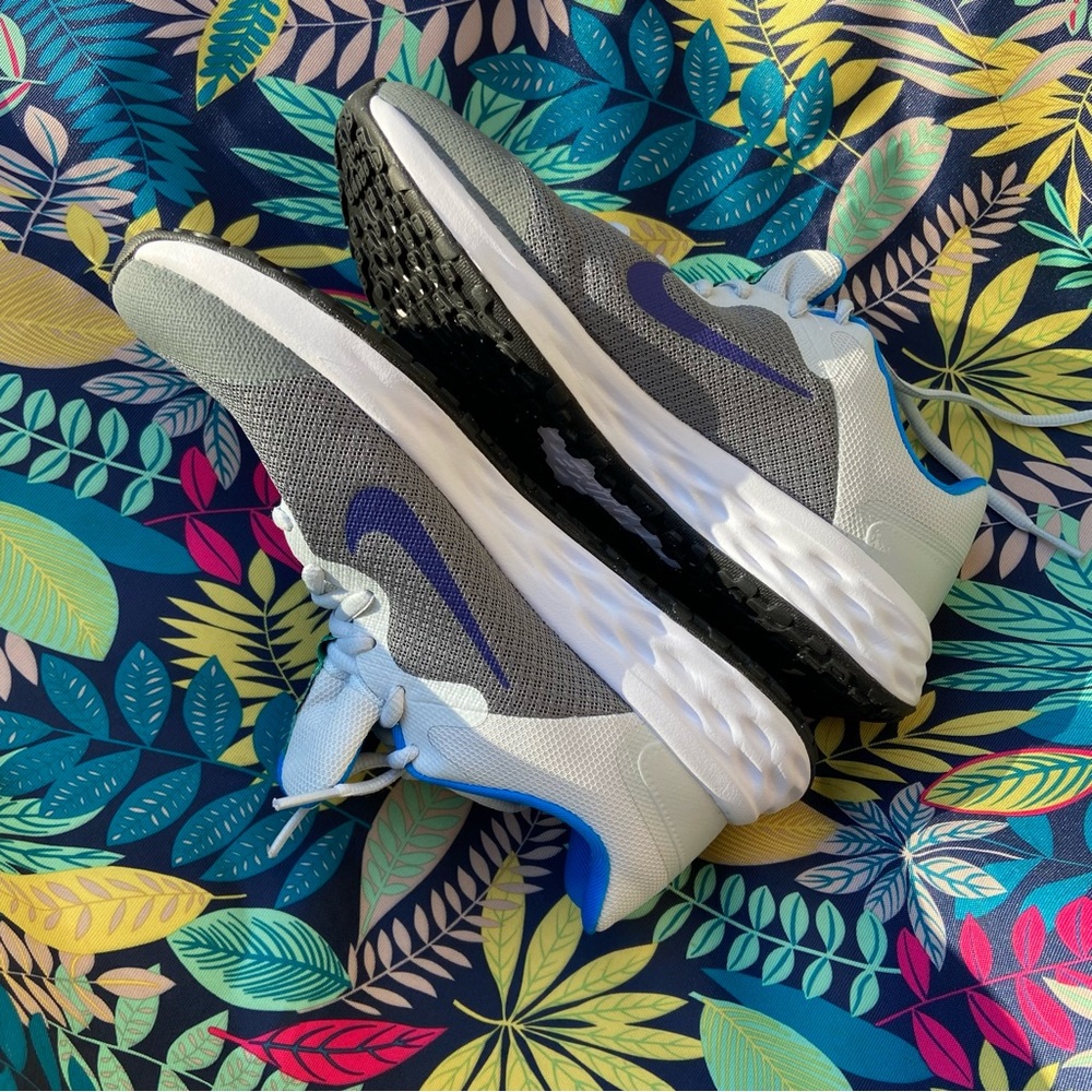 Nike NWOT Sz-6.5Y(BigKid)Sz-8(Adult)-Unisex Style- Run, Walk, Play, Skip, Jump👟